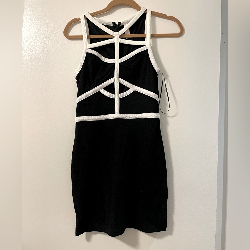 Isla & Lulu Cutout Black & White dress